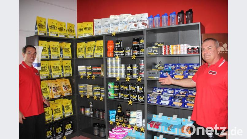 Michael (links) und Andreas Weber freuen sich, dass sie das "Powerfit" in Tirschenreuth wieder starten können. Bild: kro