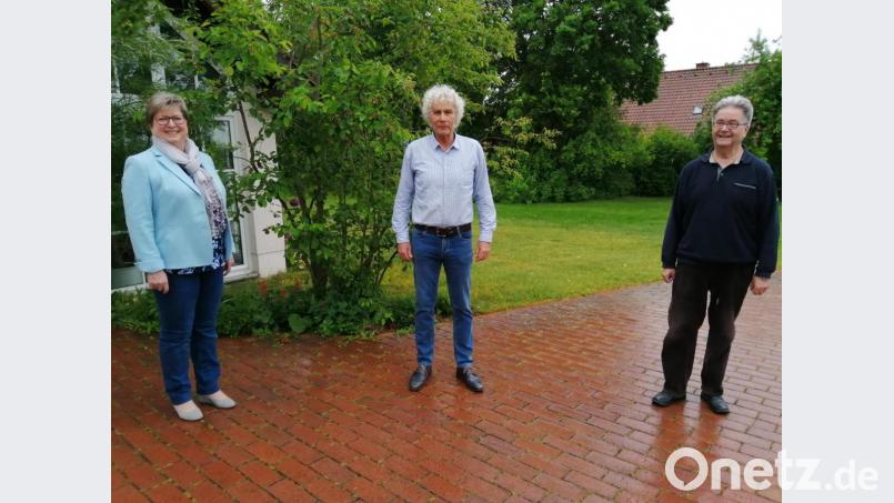 FW-Vorsitzende Gisela Kastner (links) und FW-Fraktionssprecher Hans Klupp (rechts) gratulierten Landrat a.D. Wolfgang Lippert zum 65. Geburtstag. Bild: exb