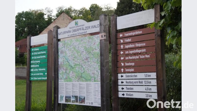 Die „Lamellenbeschilderung“ wie hier am Parkplatz in Kulz muss abgebaut werden. Stattdessen wird an den Kreuzungspunkten der Wanderwege eine Beschilderung mit Pfeilen aufgestellt. Bild: weu