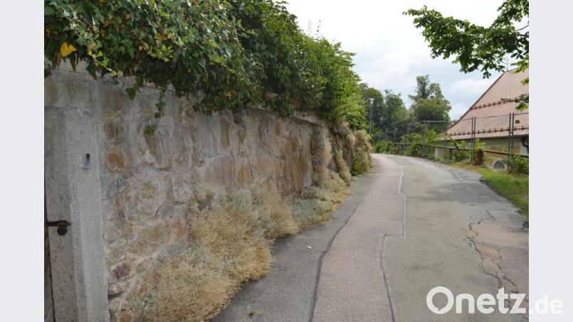 Alte Bruchstein- und Trockenmauern verleihen dem Berg- und Burgdorf Thanstein einen bestimmten Charme. Ebenfalls im Zuge der Dorferneuerung werden die öffentlichen Mauern nun saniert. Bild: bej