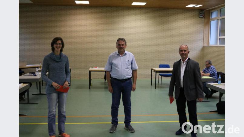 Bürgermeister Hermann Mertel (Mitte) überreicht eine kleine Aufmerksamkeit an die ausgeschiedenen Gemeinderatsmitglieder Marina Rischan und Horst Linn. Bild: lei