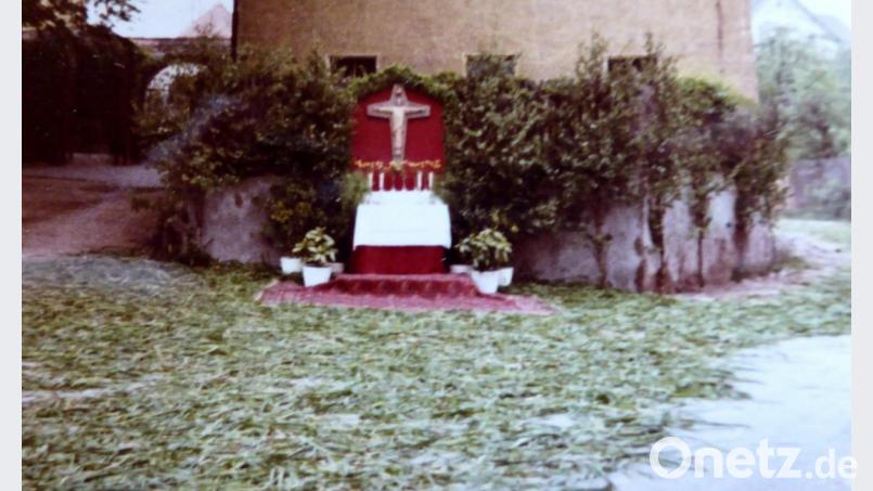 Altar in Pirk in den 1950er Jahren vor dem damaligen Pfarrhof mit gestreuten „Schlemma“. Bild: fsb