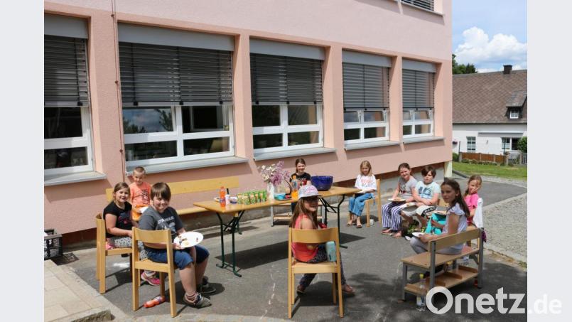 Die Buben und Mädchen des städtischen Kinderhorts genießen während der Notbetreuung wegen der Coronakrise ihr Essen im Freien. Bild: njn