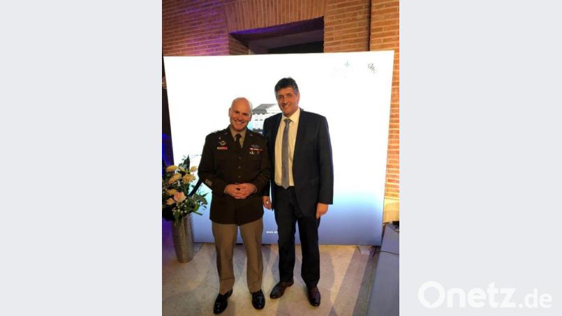 Bürgermeister Edgar Knobloch und sein persönlicher Freund Lieutenant General Christopher Cavoli auf der Münchener Sicherheitskonferenz 2019. Wenn Cavoli auch nicht mehr in Grafenwöhr stationiert ist, pflegen sie dennoch ihre Freundschaft. Archivbild: exb