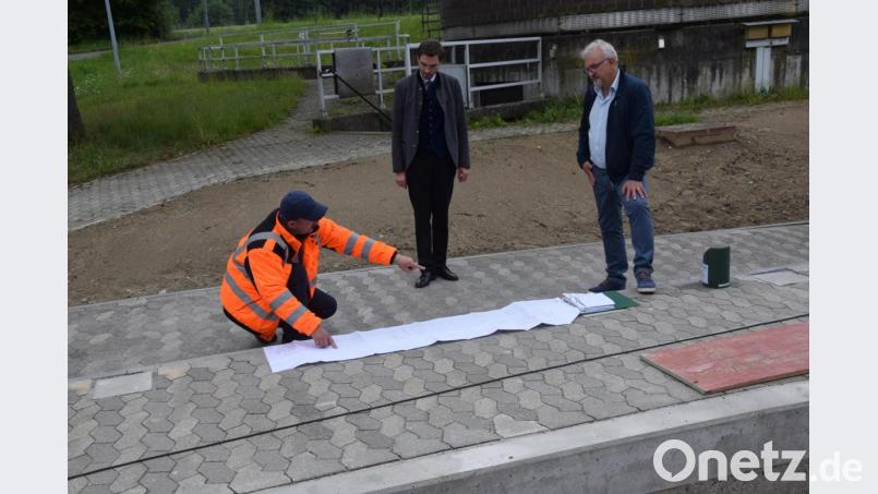 Klärwärter Thomas Mathes zeigt auf dem Plan Stephan Oetzinger den Verlauf der 3,6 Kilometer langen Freigefälledruckleitung auf, den Bürgermeister Rudolf Schopper natürlich kennt. Schließlich hat er sie auf die Wege gebracht. Bild: fz