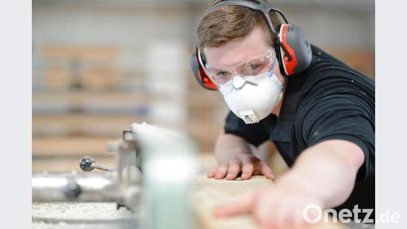 Augen auf und durch? Handwerks-Azubis scheinen die Coronakrise recht gut zu meistern. Bild: djd/3M