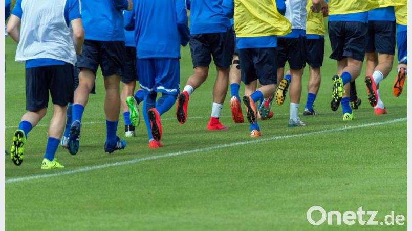 Sport im Freien ist auch in Gruppen wieder erlaubt: In Teamsportarten darf wieder mit bis zu 20 Menschen trainiert werden. Doch es müssen Dokumentationsvorschriften beachtet werden. Bild: Daniel Maurer/dpa