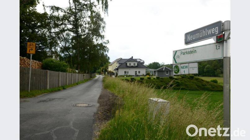 Der Neumühlweg im Ortsteil Hammerles ist sanierungsbedürftig. Zuerst soll noch der dortige Kanal befahren werden, gleichzeitig soll ein Ingenieurbüro den Straßenkörper untersuchen. Bild: bey