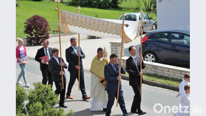 Der damalige Pfarrer Johann Wutz unter dem von der Kirchenverwaltung getragenen &quot;Himmel&quot; bei der Fronleichnamsprozession in Gleiritsch im Jahre 2016. Archivbild: akp