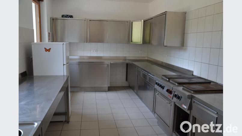 Spiegelblank präsentiert sich die Selbstversorgerküche. Bild: gi