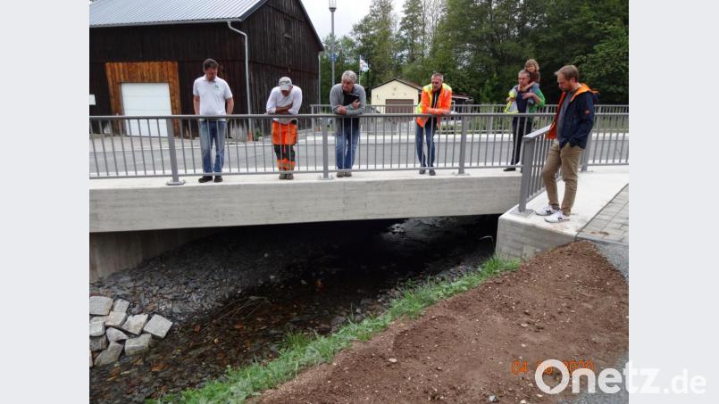 Blick von der Brücke auf den Flötzbach. Da fallen einem die Zeilen ein: Ich stehe auf der Brücke und spucke in den Kahn, da freut sich die Spucke, dass sie Kahn fahren kann. Bild: bkr