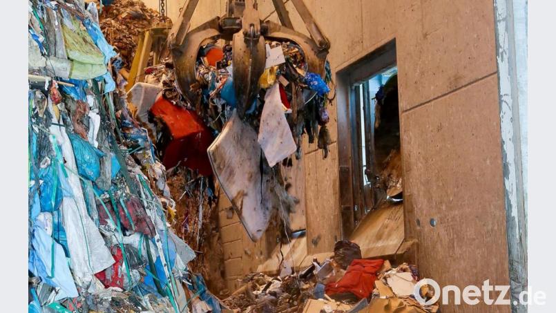 Das Müllkraftwerk Schwandorf ist mit seinen vier Ofenlinien rund um die Uhr in Betrieb, um die Abfälle aus dem großen Verbandsgebiet zu entsorgen. Die Entscheidungen für das Werk fallen in letzter Instanz im Zweckverband „Müllverwertung Schwandorf“, in den der Landkreis Schwandorf zwei Vertreter schickt. Archivbild: Hösamer