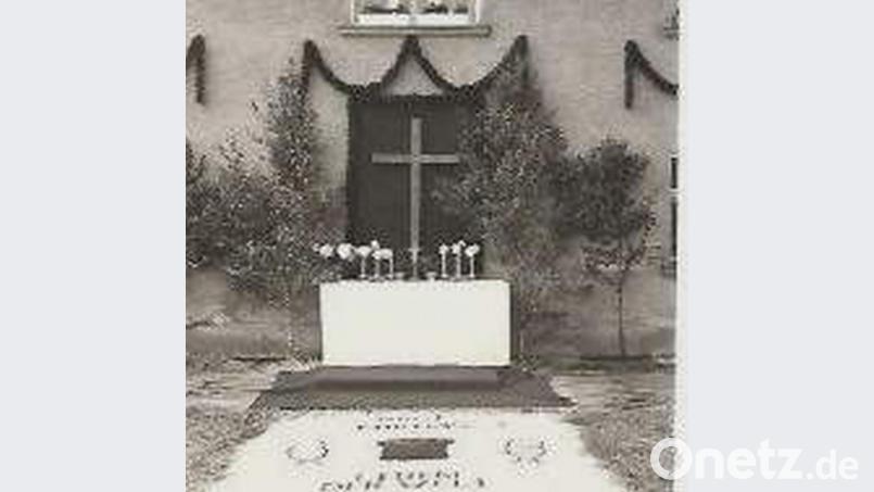 Der Altar in Rothenstadt mit Blumenteppich, Birkenbäumchen und Girlandenschmuck Ende der 1930er Jahre. Bild: fsb