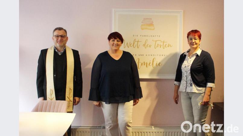 Nach der Segnung kam der große Ansturm: Stadtpfarrer Markus Brunner, Christine Ortner und Sabine Schweininger eröffnen die "Fabelhafte Welt der Torten" im ehemaligen Café Nömeier. Bild: Williamson, Dagmar