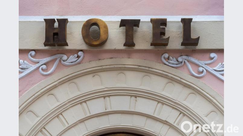 Der Schriftzug „Hotel“ steht über dem Eingang eines Hotels. Foto: Robert Michael/dpa-Zentralbild/dpa/Symbolbild Symbolbild: Robert Michael/dpa