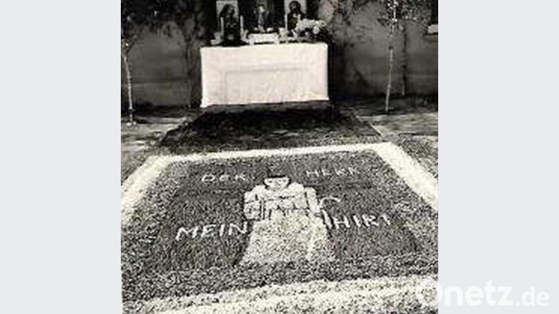 Der Blumenteppich vor einem der vier Altäre in Rothenstadt in den 1960er Jahren. Bild: fsb
