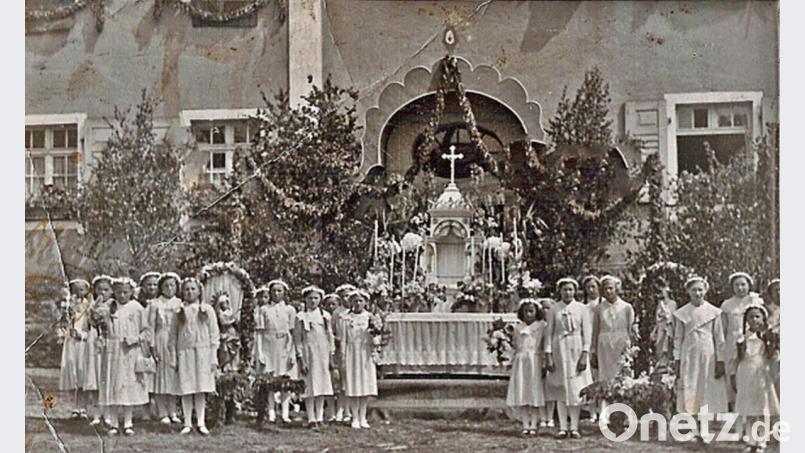 Die Mädchen, geschmückt mit Blumenkränzchen, stellten sich 1930 vor dem Elisabethenheim zu einem Erinnerungsfoto an den Fronleichnamstag auf. Repro: ü