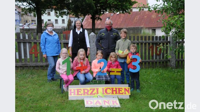 Angelika Kleinert (links) und Gerhand Müller (rechts) übergaben Schwester Maria Fuchs und den Kindern die bunten Zahlen als Grundlage für spielerisches Rechnen und Reimen. Bild: bey