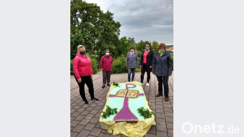 Mitglieder des Frauenbundes Herz Jesu Rosenberg präsentieren ihren Blumenteppich. Bild: exb