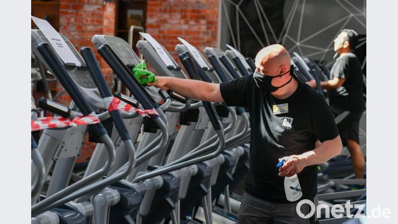 Unter Einhaltung der Hygienevorschriften darf wieder in Fitness-Studios trainiert werden. Symbolbild: Jens Kalaene/dpa