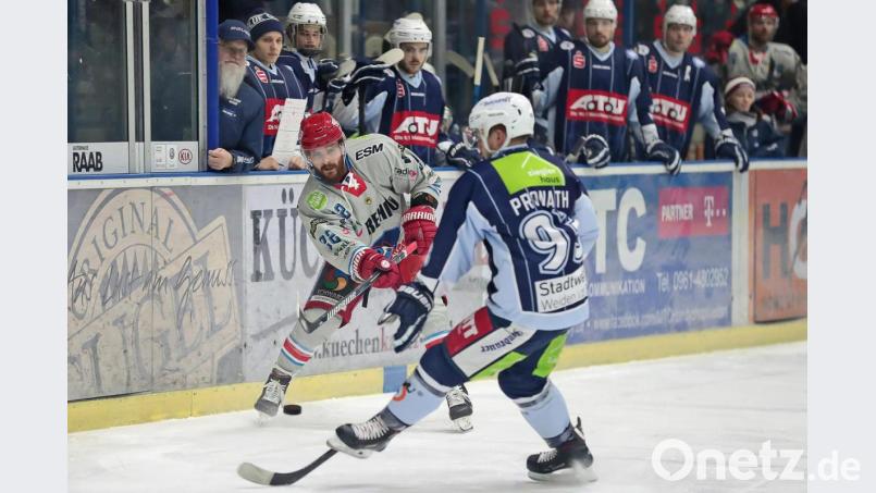 Szene mit zwei künftigen Teamkollegen aus einem Derby zwischen den Blue Devils und den Selber Wölfen: Marco Pronath (rechts) hat vergangene Woche seinen Vertrag in Weiden verlängert, Dominik Müller (links) wechselt vom Lokalrivalen Selb in die Oberpfalz. Bild: Mario Wiedel