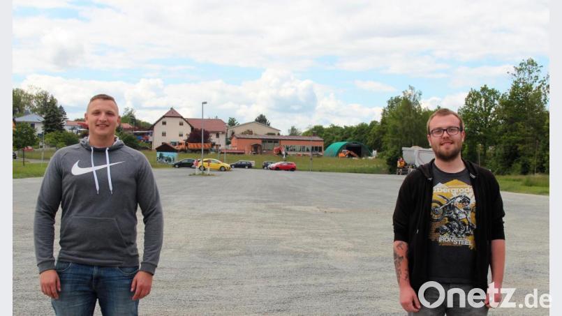 An zwei Wochenenden im Juni wird sich der Kemnather Festplatz dank Christopher Szeri (links) und Timo Traßl (rechts) in ein Autokino verwandeln. Bild: stg