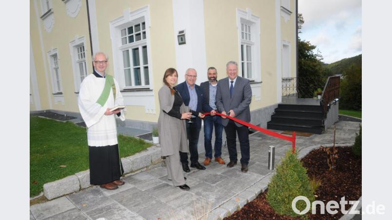 Freude über die gelungene Sanierung: Uwe Mühlberger (Zweiter von rechts), seine Lebenspartnerin Jana Meßmer (Zweite von links), Landrat Richard Reisinger (rechts), Bürgermeister Winfried Franz (Mitte) und Diakon Markus Weinländer (links). Bild: Joachim Gebhardt