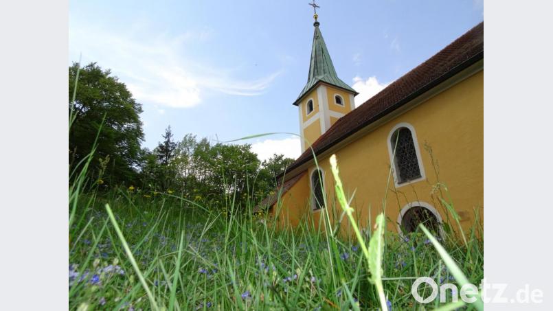 Auf 605 Metern steht die Wallfahrtskirche St. Johann bei Freudenberg. Immer um den 24. Juni herum lockt sie Wallfahrer aus der ganzen Region zum Johannisbergfest. Bild: Robert Stammler