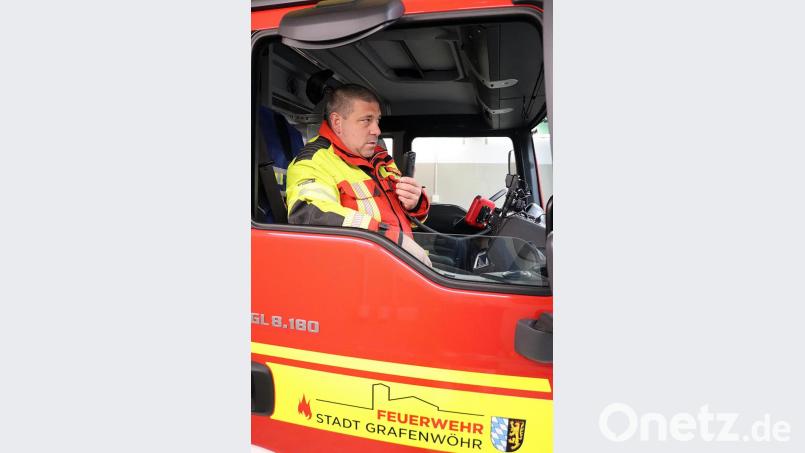 Pünktlich um 06:06 Uhr am 06.06.meldet Feuerwehrkommandant Mario Schneider das neue Fahrzeug &quot;Hütten 47/1&quot; als einsatzklar. Bild: jma