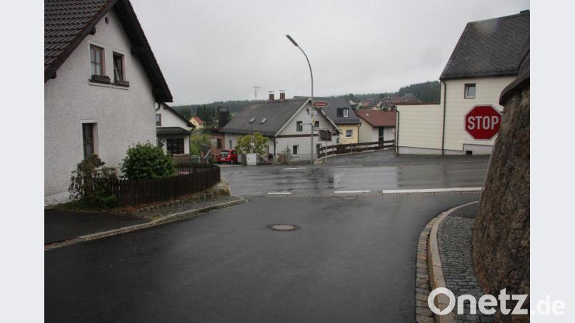 Die Einmündung der Rathausstraße in die Wiesauer Straße wird durch ein Stopp-Schild und einen Verkehrsspiegel gesichert. Trotzdem ereignete sich dort vor vier Wochen ein Verkehrsunfall. Bild: wro