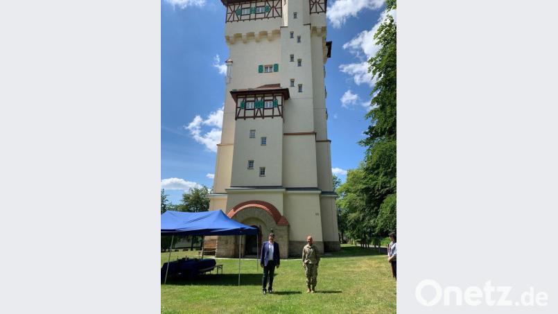 Lieutenant General Christopher Cavoli war kürzlich persönlich in Grafenwöhr zu Gast. Bürgermeister Edgar Knobloch konnte ihm bei der Gelegenheit persönlich zu der Auszeichnung für die US-Armee gratulieren. Bild: sne