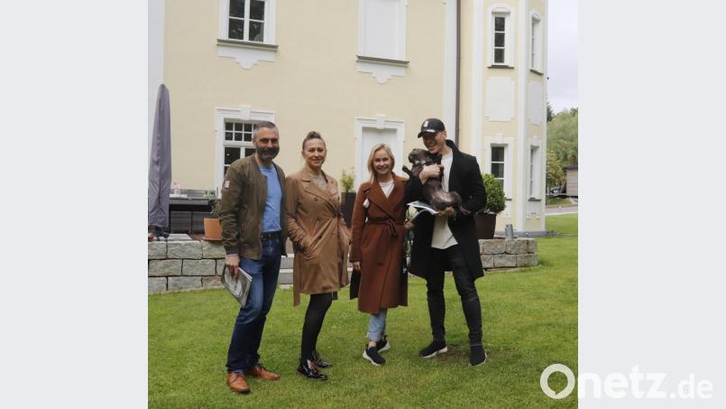 Von links: Vermieter Uwe Mühlberger und seine Partnerin Jana Meßmer, die Tanzprofis Nina Bezzubova und Evgeny Vinokurov vor der Villa Neidstein in Neukirchen. Bild: mfh