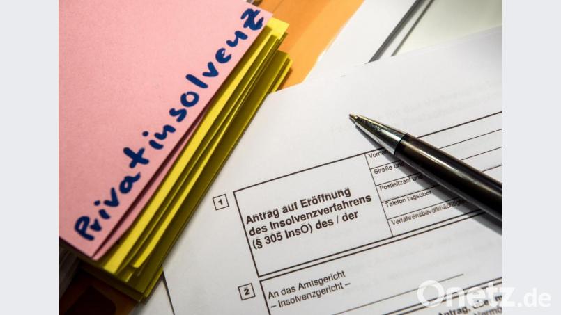 Das Wort „Privatinsolvenz“ steht auf einem Trennblatt, während davor ein Antrag zur Eröffnung eines Insolvenzverfahrens liegt. Während zunehmend Unternehmen wegen der Coronakrise in Kurzarbeit gehen und die Arbeitslosigkeit zunimmt, ist die Zahl der Insolvenzen rückläufig. Dafür ist vor allem ein Gesetz der Bundesregierung verantwortlich. Bild: Alexander Heinl/dpa