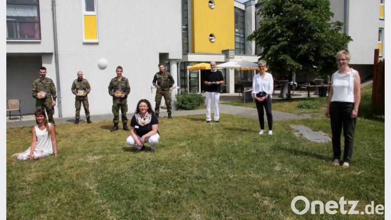 Fünf Wochen unterstützten vier Soldaten und Harald Frister vom Wasserwirtschaftsamt (Dritter von rechts) das Senioren-Servicehaus. Dafür dankten Einrichtungsleiterin Claudia Englmann, Verwaltungsmitarbeiterin Brigitte Engelmann, Pflegedienstleiterin Julia Schuierer-Röder und die Leiterin Soziale Betreuung, Daniela Schütte (vorne, von rechts). Bild: wro