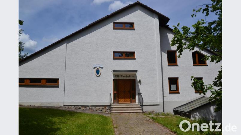 Am Eingang zum Wanderheim grüßt das OWV-Logo die Gäste. Bild: gi