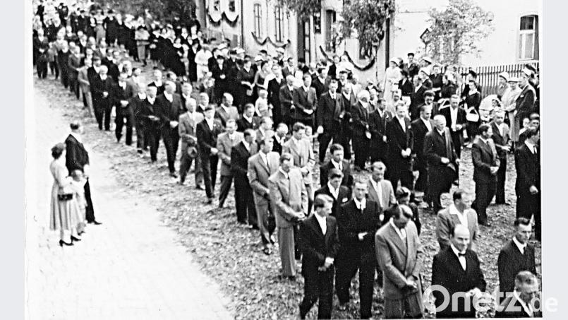 Viele Kirchenthumbacher zogen an Fronleichnam im Jahre 1957 durch den Ort. Repro: ü