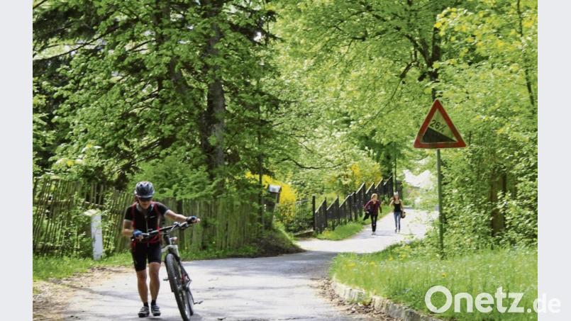 Kurz vor dem Ziel geht’s steil hinauf: Absteigen ist angesagt auf dem Weg zum Gottvaterberg. Bild: Robert Stammler Bild: Robert Stammler