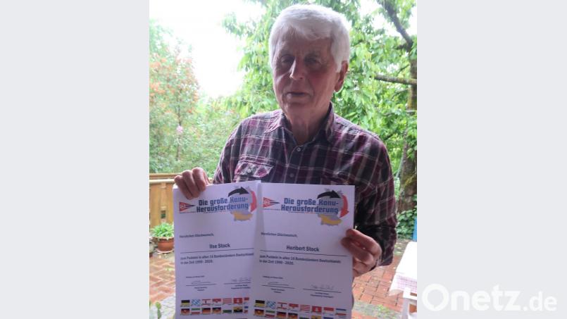 Heribert Stock präsentiert die Urkunden des Deutschen Kanuverbandes, die bestätigen, dass er und seine Frau Ilse zwschen 1990 und 2019 auf Flüssen in 16 Bundesländern unterwegs waren. Bild: Kunz
