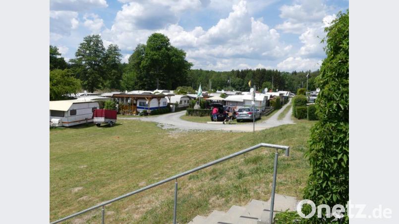 Anhänger und mitgebrachte Brettern lassen auf Sanierungs- und Verschönerungsarbeiten schließen. Bild: rn