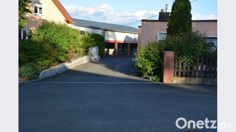 Dieser Mauerpfosten im Eingangsbereich zur Zufahrt von Anliegerin Andrea Böhm soll auf Kosten der Stadt um 1,50 Meter nach rechts versetzt werden, um auch großen Fahrzeugen eine Zufahrt zum Grundstück zu ermöglichen. Bild: jr