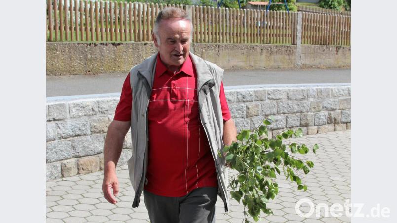Am letzten Altar abgebrochene Birkenzweige werden zu einem Kranz geflochten und zuhause aufgehängt, wie dies der&quot;Zimmerer Erich&quot; dokumentiert. Archivbild: akp