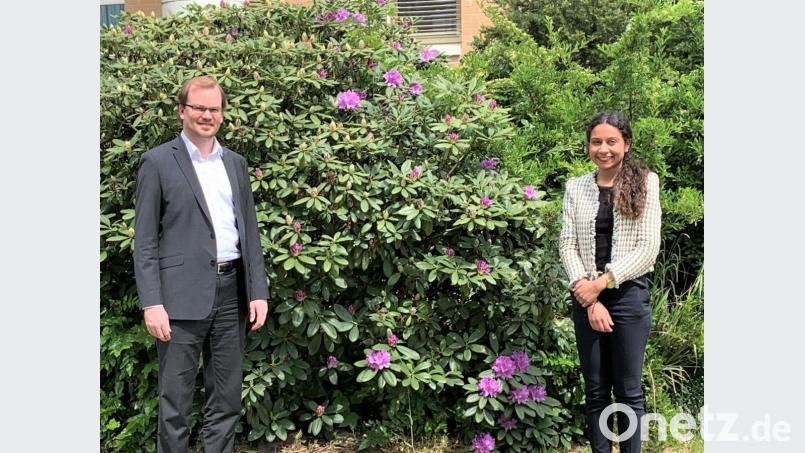 Cindy-Mara Schumann zeigt das Bild zusammen mit Klinik-Geschäftsführer Marius Aach. Bild: Bernhard Krebs/exb