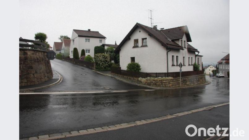 Auf Anregung von Marktrat Nico Wolf (CSU) soll aus dem westlichen Teil der Rathausstraße (den Berg ansteigend) eine Einbahnstraße werden. Damit, so Wolf, könnte der neuralgische Punkt deutlich entschärft werden. Bild: wro