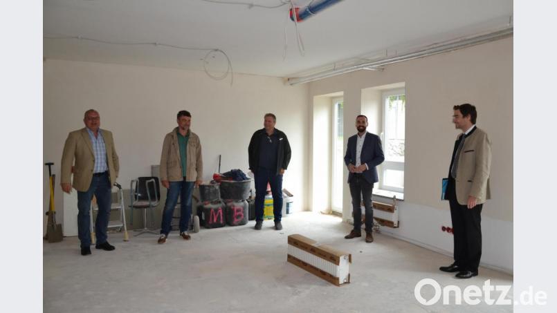 Die drei Moosbacher Bürgermeister (Mitte) waren bei ihrer ersten Visite im neuen Mietwohnhaus von dem Objekt sehr begeistert. Landtagsabgeordneter Stephan Oetzinger (rechts) freute sich, dass der Markt Wohnraum für junge Bürger schaffe. Geschäftsleiter Andreas Hofmeister (links) führte durch die Baustelle. Bild: gi