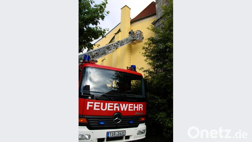 Die Feuerwehr rückte mit ihrer Drehleiter an. Bild: ckl