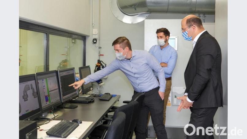 Finanz- und Heimatminister Albert Füracker erhält Einblicke in die aktuelle Forschung für Nachhaltige und effiziente Energiegewinnung Bild: Sonja Wiesel/OTH Amberg-Weiden/exb