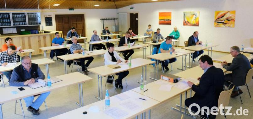In der konstituierenden Sitzung der Verbandsversammlung des Zweckverbandes zur Wasserversorgung der Vorbacher Gruppe verabschiedet sich Verbandsvorsitzender Werner Roder (rechts) mit einer beeindruckenden Bilanz des Verbandes. Bild: do