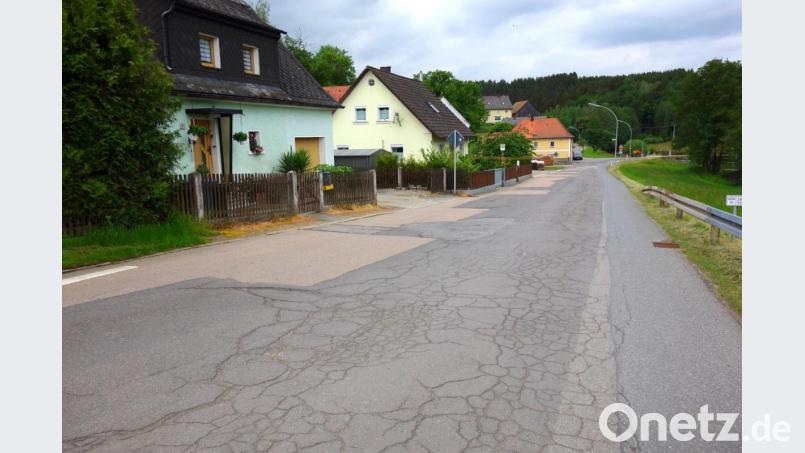 Die Ortsdurchfahrt von Böhmischbruck zählt weit und breit zu den Kreisstraßen im schlechtesten Zustand. Ein gemeinsamer Ausbau im kommenden Jahr ist nun beschlossene Sache zwischen Landkreis und Stadt. Bild: fjo