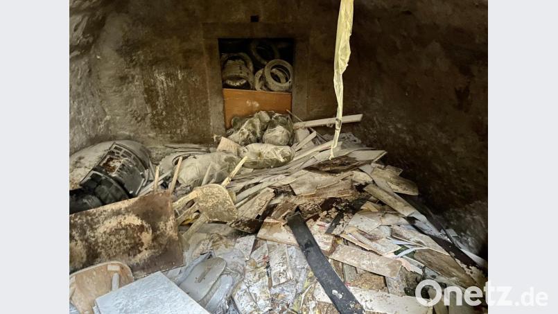 Sperrmüll und ein ganzes Reifenlager: So sieht es in einem privaten Felsenkeller in Floß aus, ebenso in mehreren angrenzenden Kellern. Unbekannte entsorgen dort Schrott. Bild: Eichl