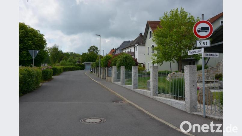 Zwar ist die Fliederstraße für Lastwagen über 7,5 Tonnen gesperrt, doch das Hinweisschild wird immer wieder ignoriert. Bild: jr